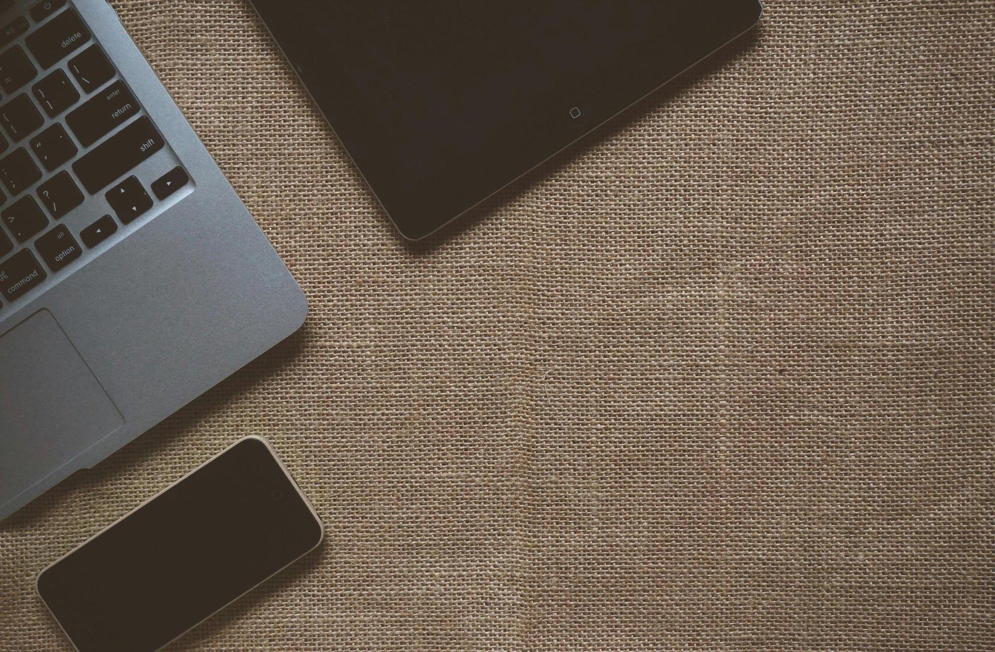 iOS 17 vs. macOS 14: Choosing the Right Apple OS for You