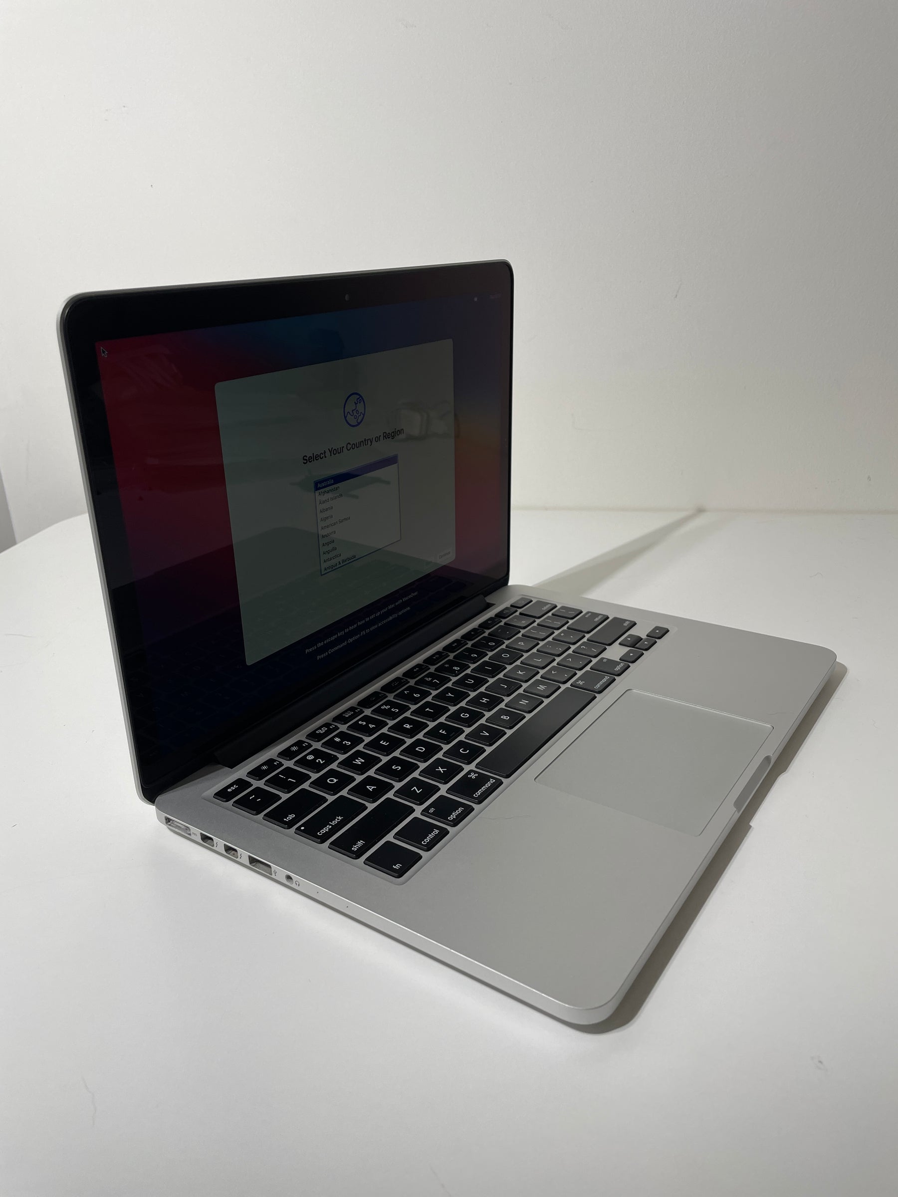 Macbook Pro 13-inch - i5 - 256GB- Silver (Bargains)