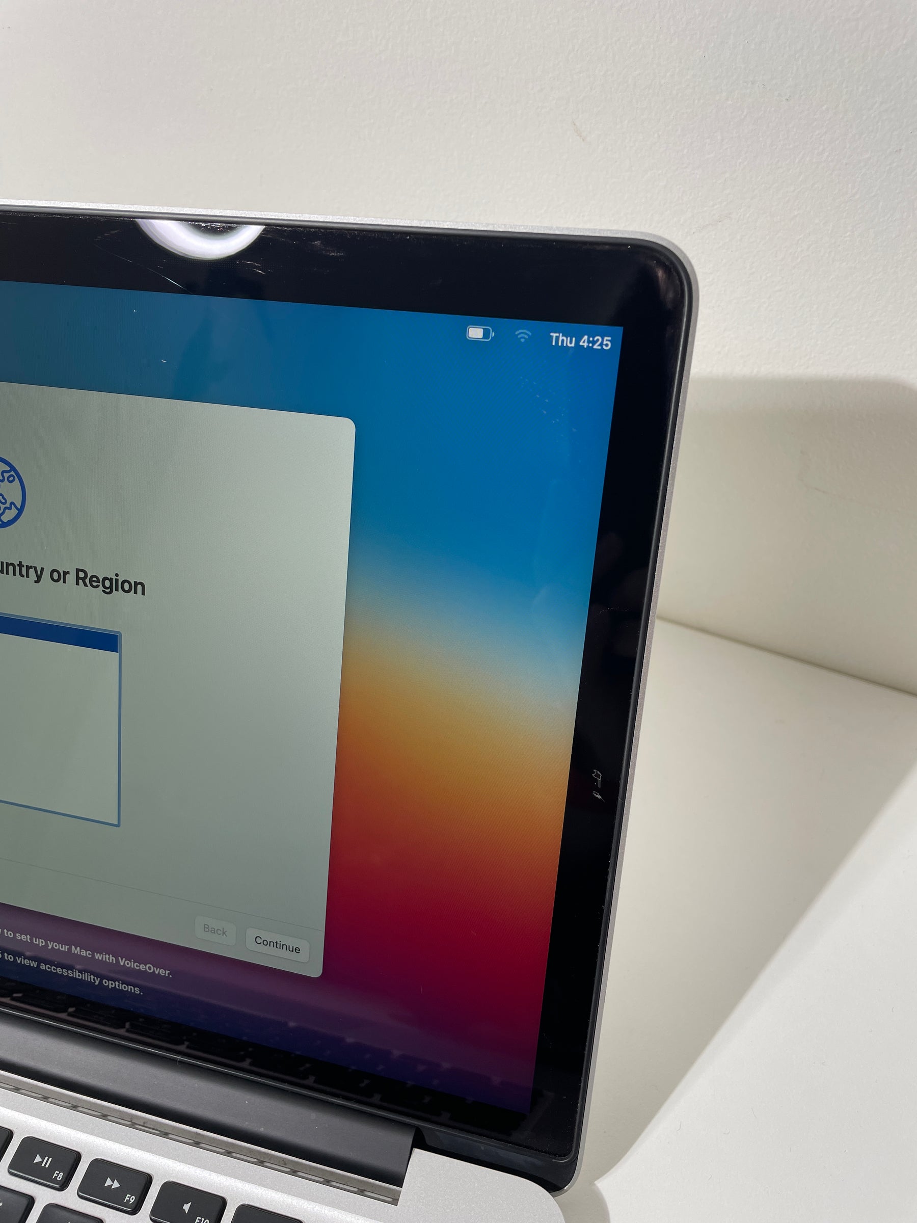 Macbook Pro 13-inch - i5 - 256GB- Silver (Bargains)