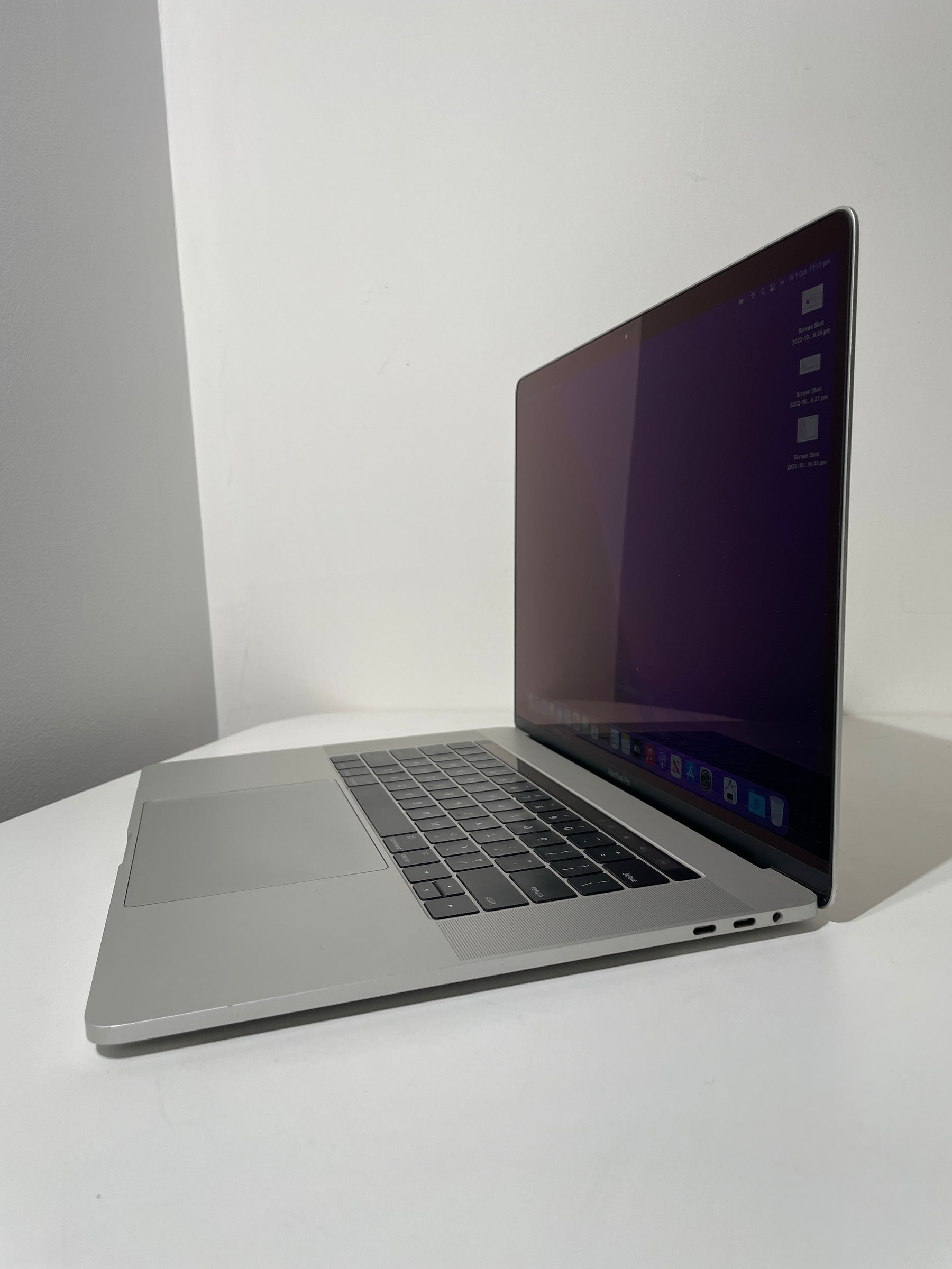 Macbook Pro 15-inch Touchbar - 2017 - i7 - 16GB - 256GB SSD - Silver (Bargains)