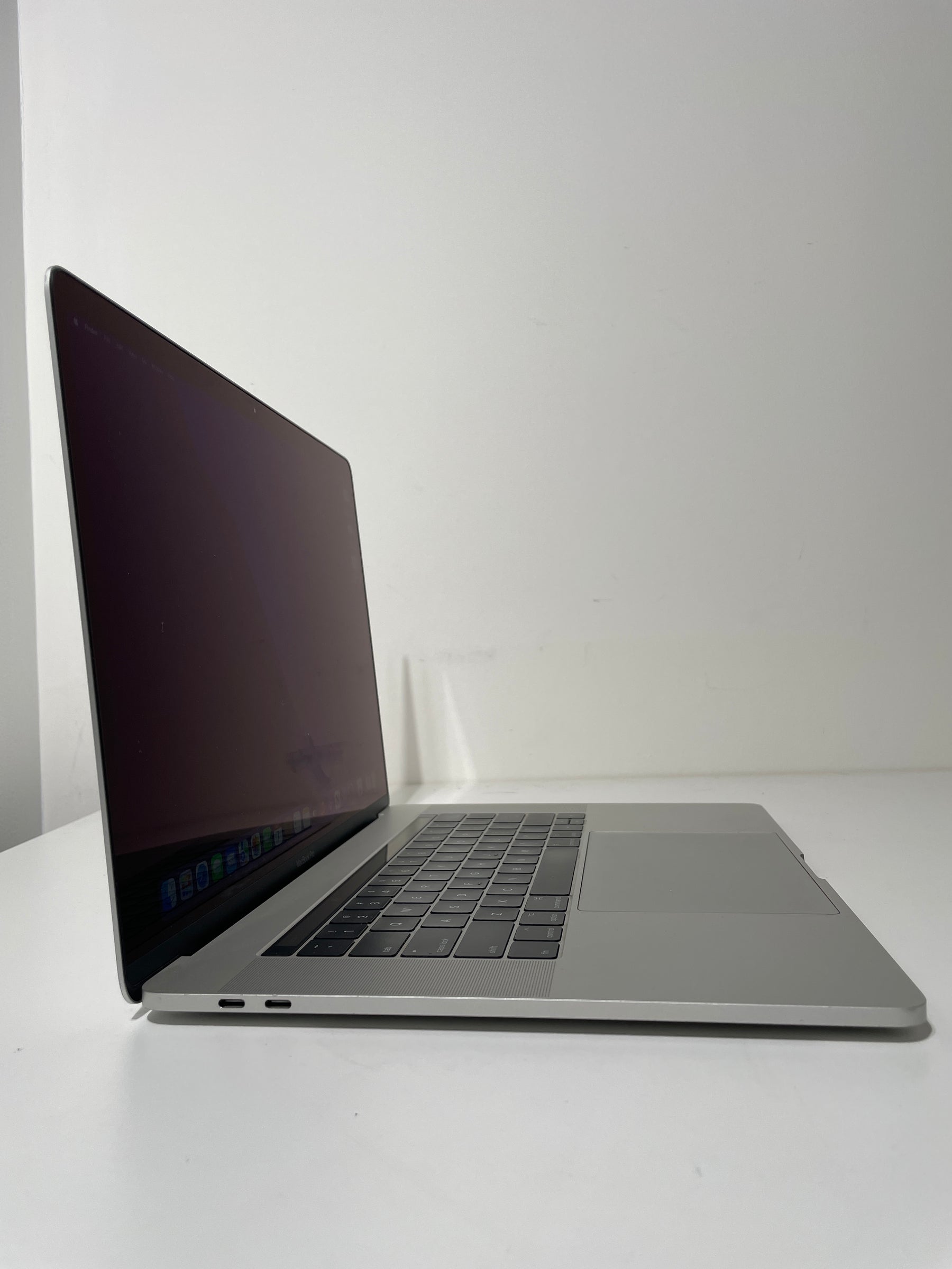 Macbook Pro 15-inch Touchbar - 2017 - i7 - 16GB - 256GB SSD - Silver (Bargains)