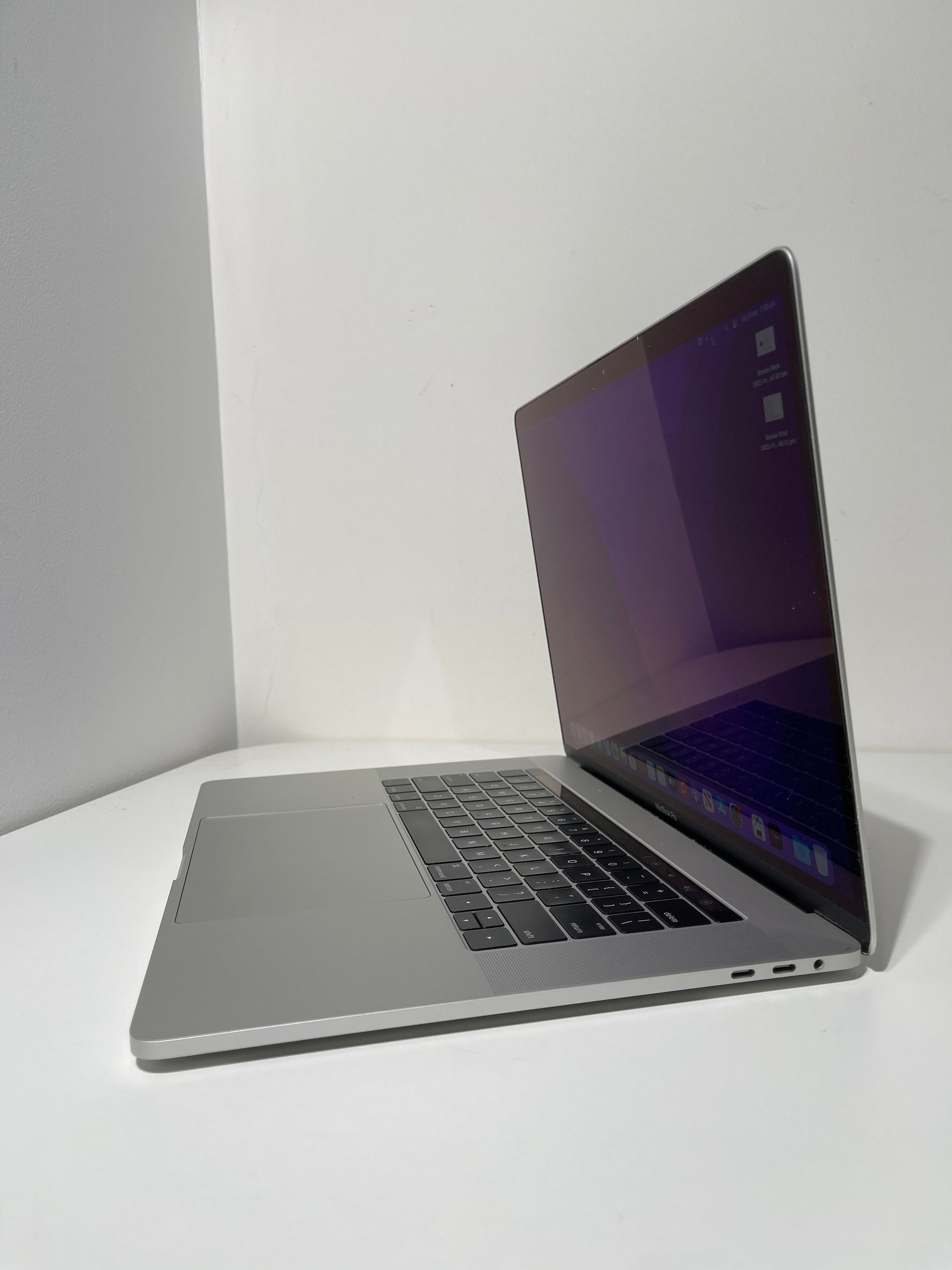 Macbook Pro 15-inch Touchbar - 2016 - i7 - 16GB - 256GB SSD - Silver (Bargains)