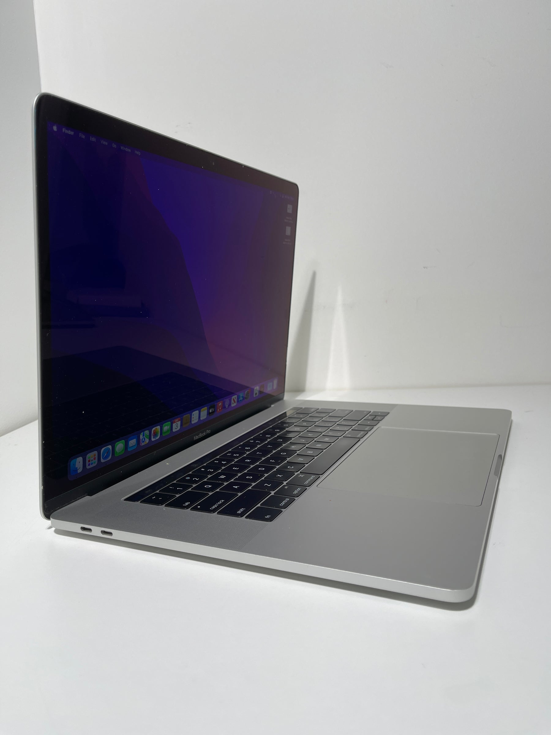 Macbook Pro 15-inch Touchbar - 2016 - i7 - 16GB - 256GB SSD - Silver (Bargains)