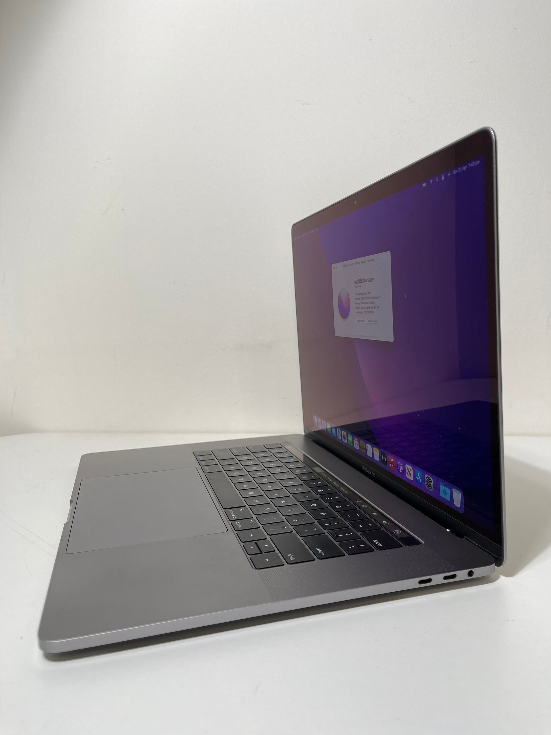 Macbook Pro 15-inch Touchbar - 2016 - i7 - 16GB - 512GB SSD - Space Grey (Bargains)