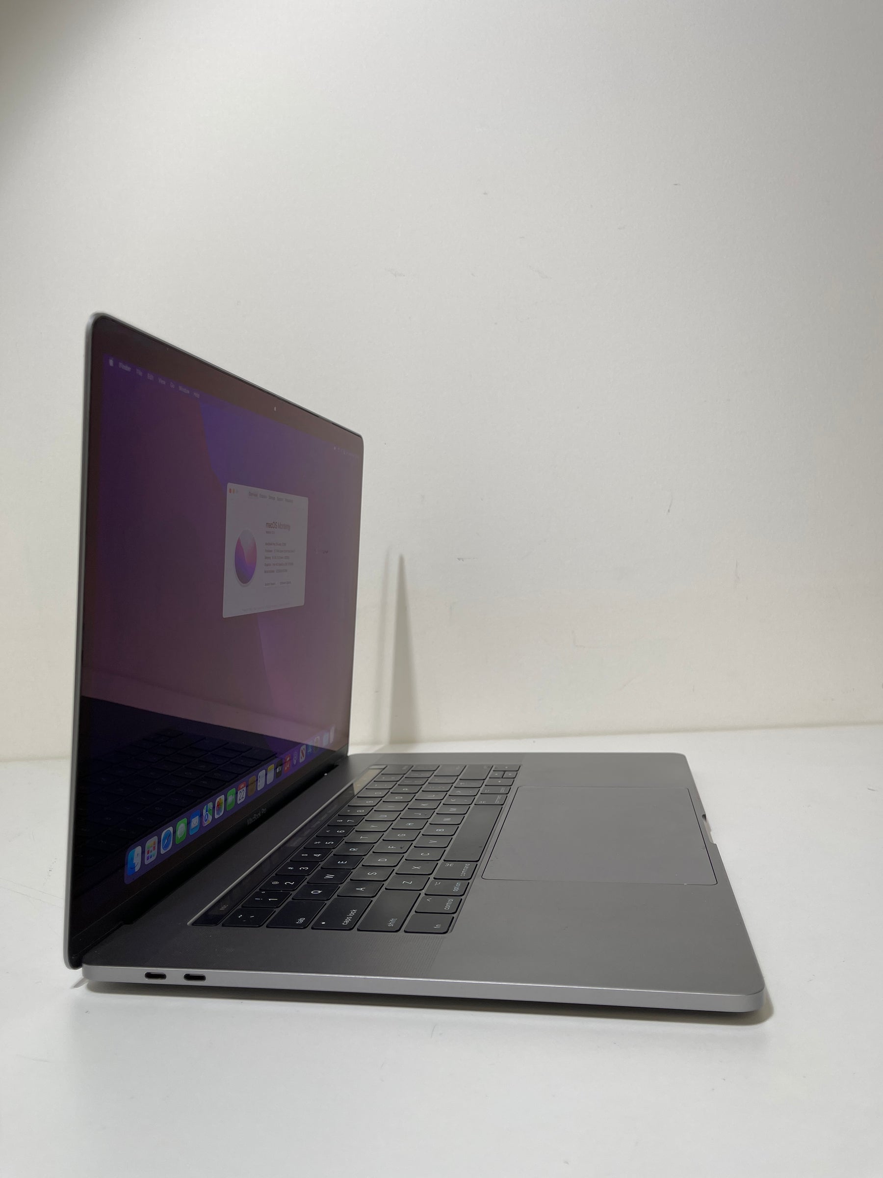Macbook Pro 15-inch Touchbar - 2016 - i7 - 16GB - 512GB SSD - Space Grey (Bargains)