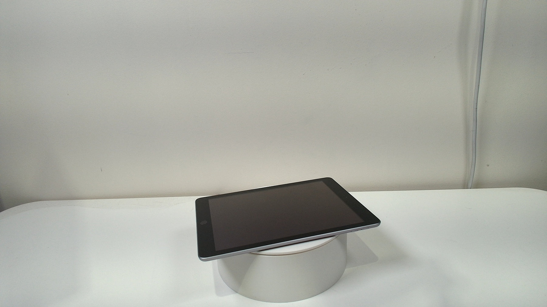 iPad (5th gen) Wi-Fi‎ Gray (Read Description)