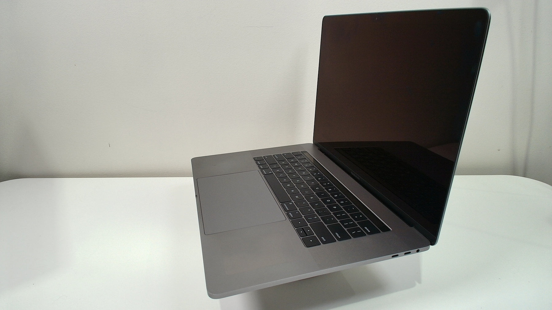 MacBook Pro 15 inch Touchbar 2017 (Read Description)