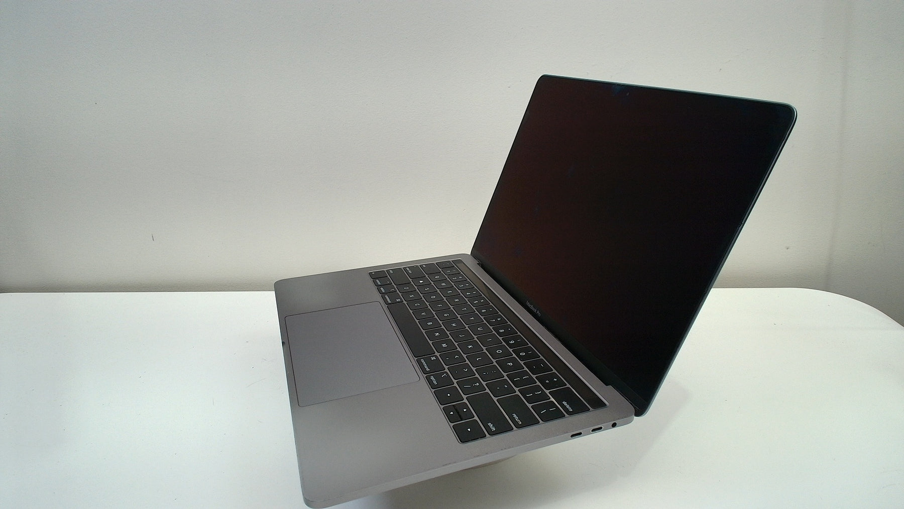 MacBook Pro (13-inch, 2019, Four Thunderbolt 3 ports) (Read Description)