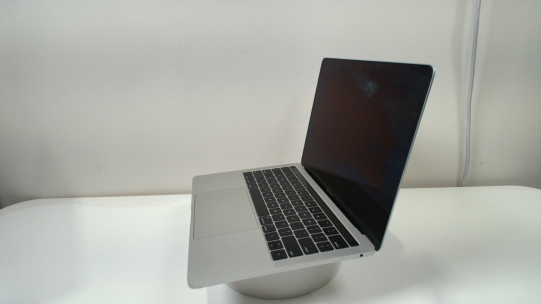 MacBook Pro (13-inch, 2019, Two Thunderbolt 3 ports) (Read Description)