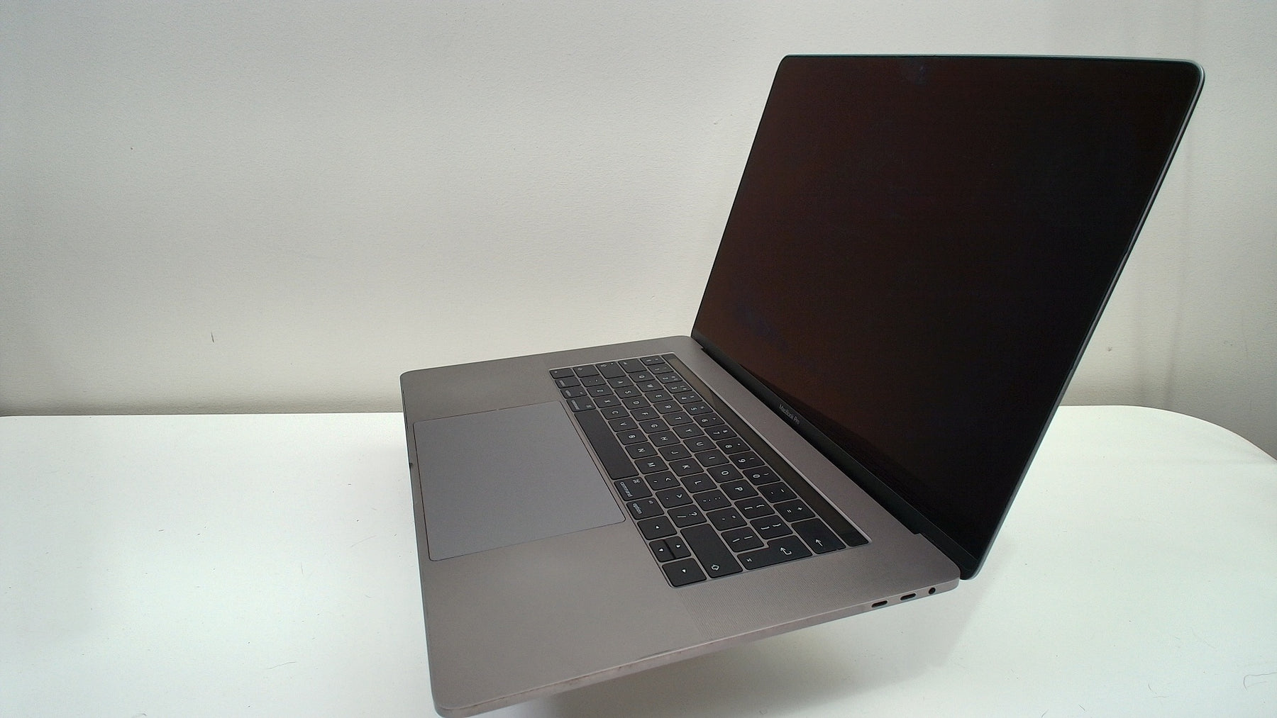 MacBook Pro 15 inch 2016 (Touchbar) (Read Description)