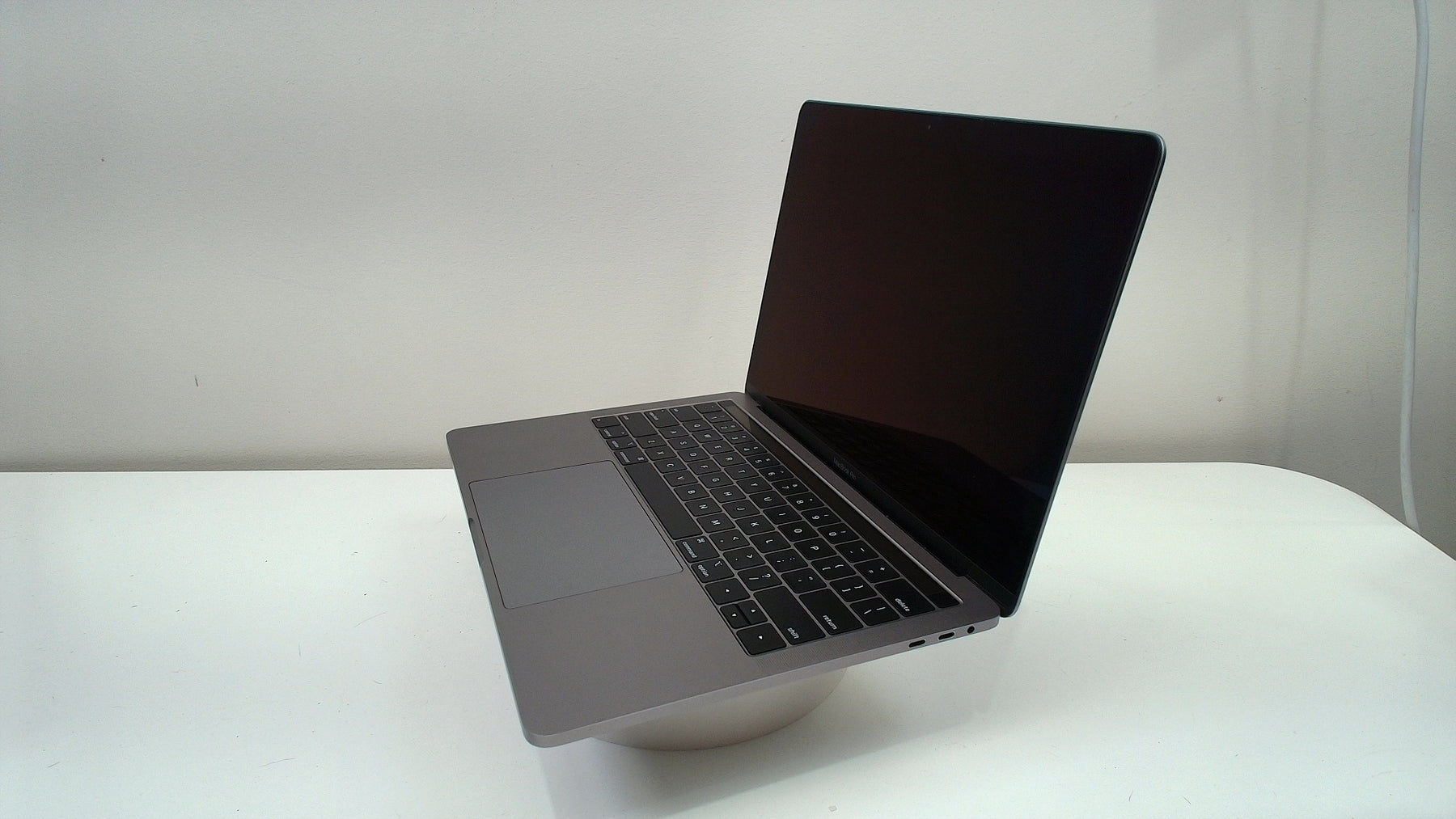 MacBook Pro (13-inch, 2019, 4 TBT3)‎ (Read Description)