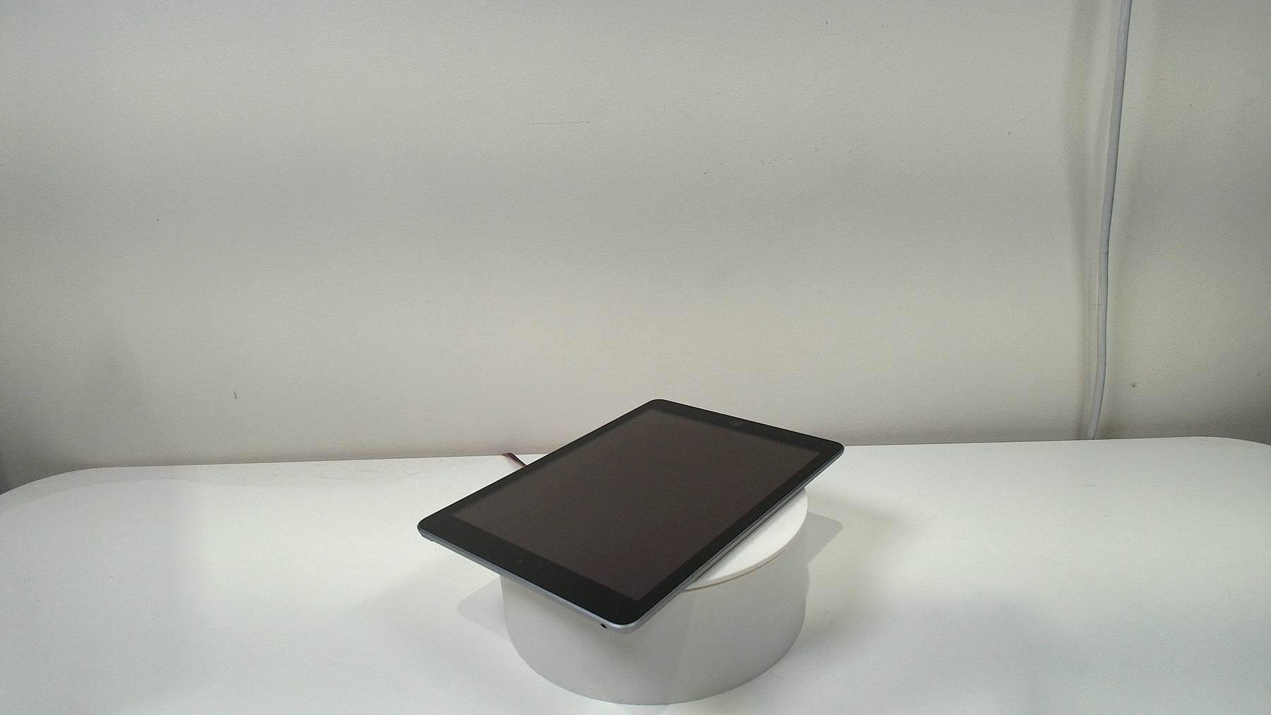 iPad (5th gen) Wi-Fi‎ Gray (Read Description)