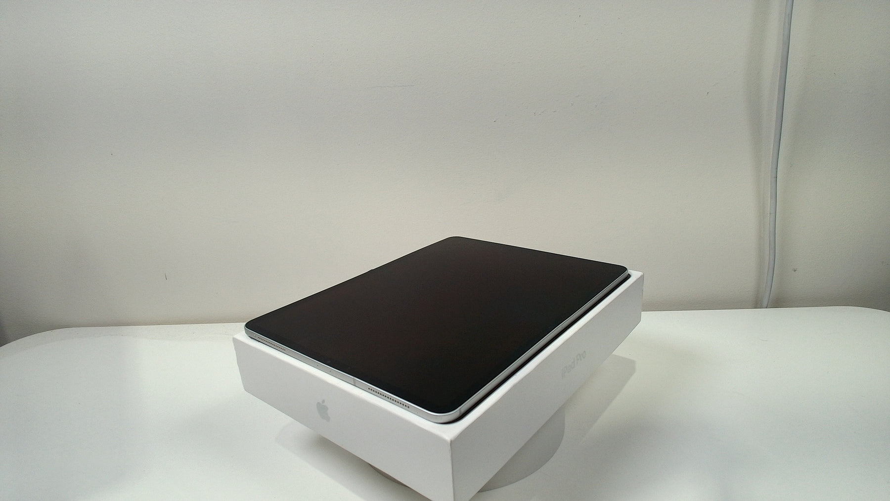 iPad Pro 12.9 inch, 3rd Gen, Cellular‎ (Read Description)