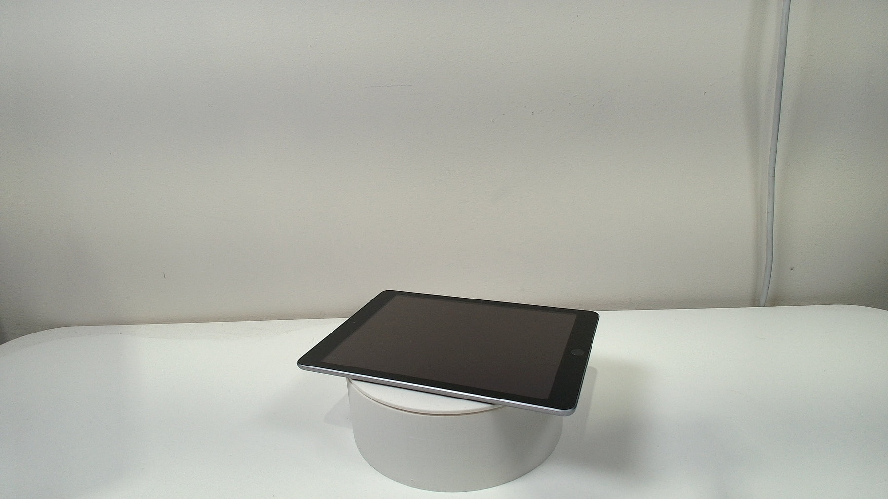 iPad (5th gen) Wi-Fi‎ Gray (Read Description)