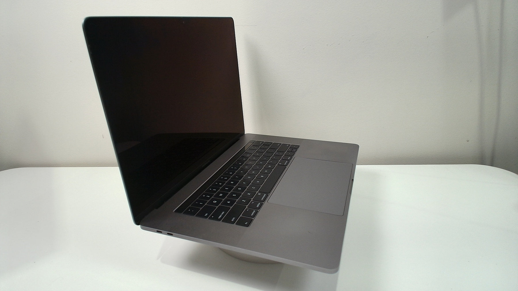 MacBook Pro 15 inch Touchbar 2017 (Read Description)