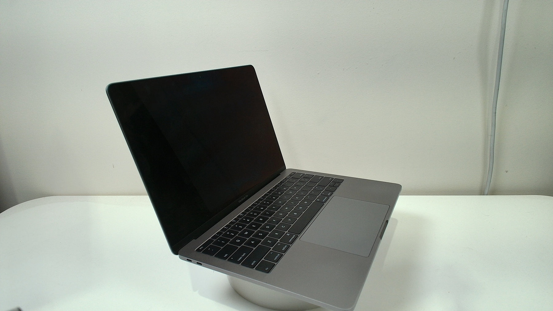 MacBook Pro (13-inch, 2017, Two Thunderbolt 3 ports) (Read Description)