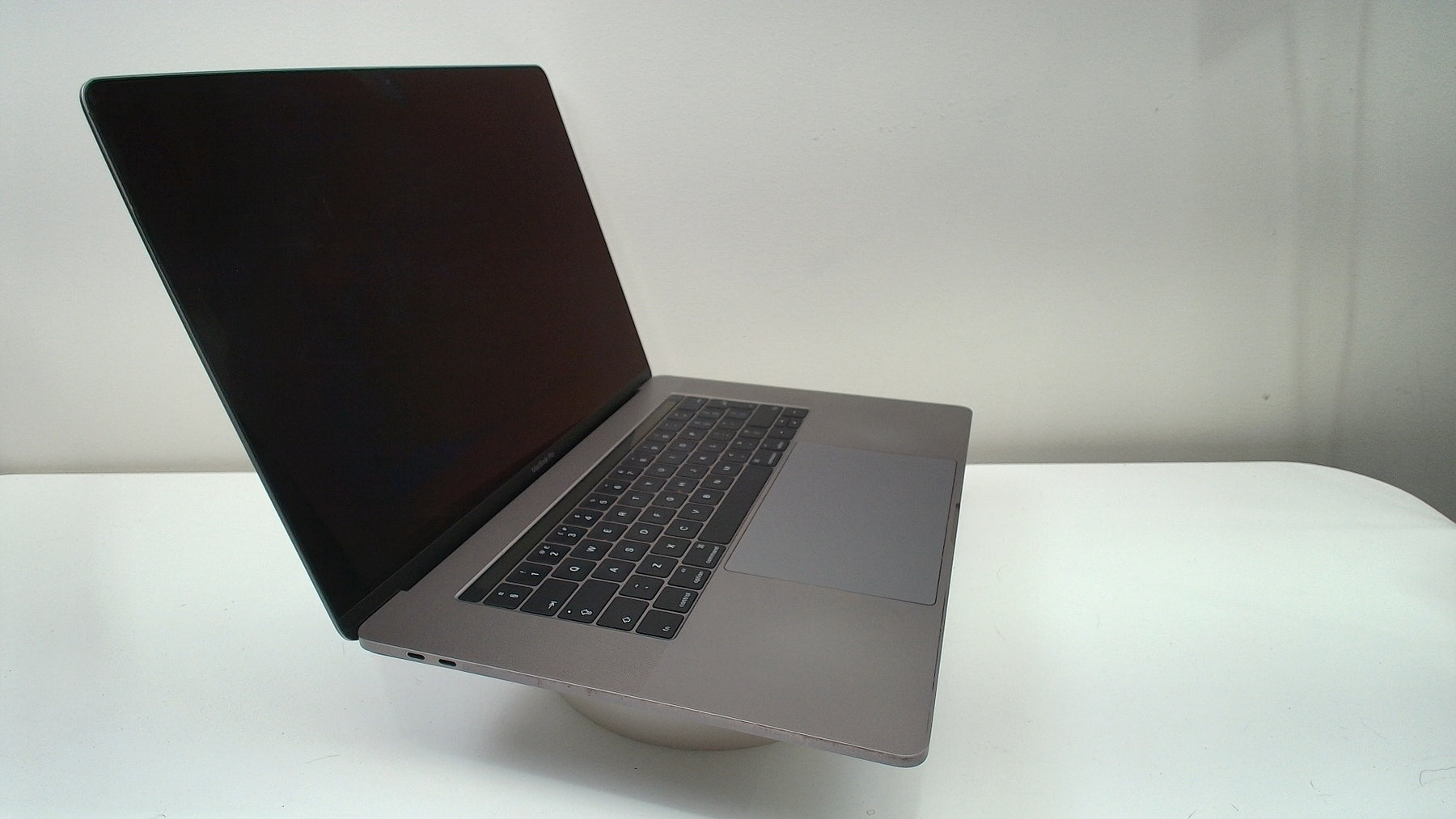 MacBook Pro 15 inch 2016 (Touchbar) (Read Description)