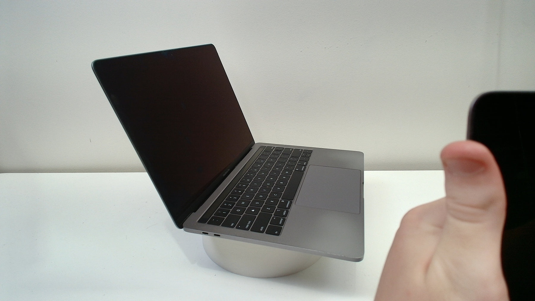 MacBook Pro (13-inch, 2019, Four Thunderbolt 3 ports) (Read Description)