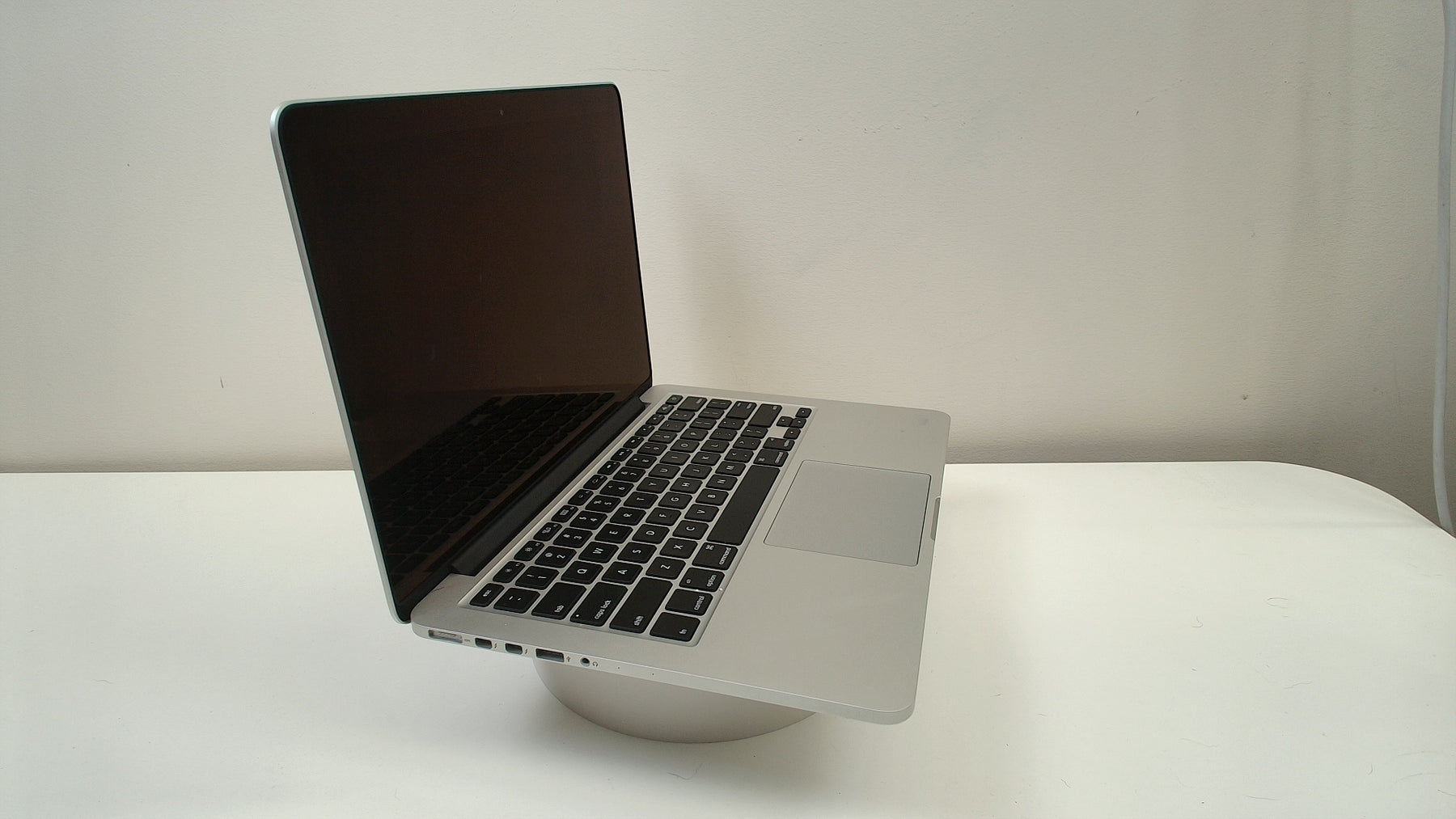 MacBook Pro 13 inch retina 2015 (Read Description)