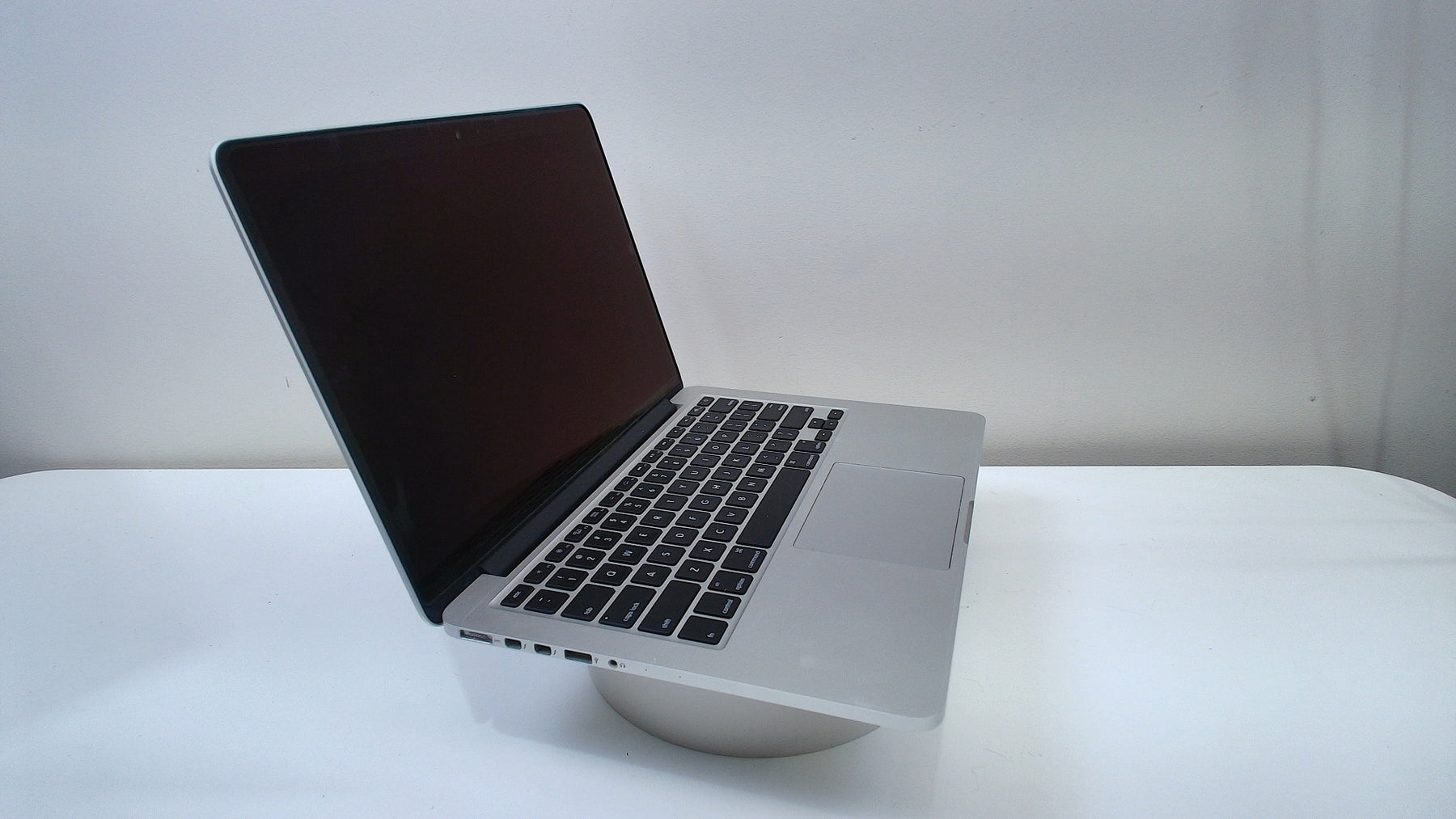 MacBook Pro (Retina, 13-inch, Early 2015) (Read Description)