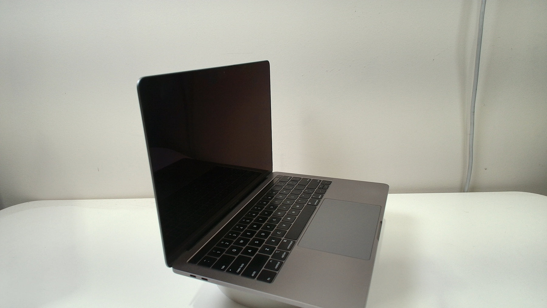 MacBook Pro (13-inch, 2018, Four Thunderbolt 3 Ports) (Read Description)