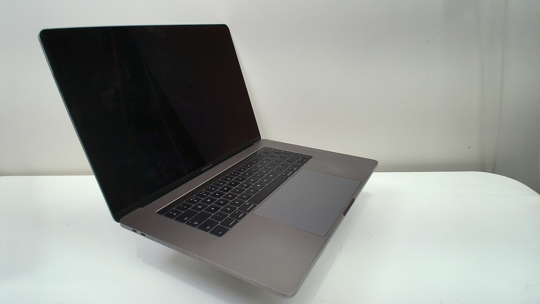 MacBook Pro 15 inch 2016 (Touchbar) (Read Description) - Label
